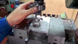 Черновая расточка отверстия на фрезерном станке