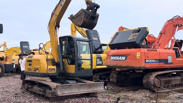 Customer is testing the used excavator XCMG XE75DA. Komatsu, Carter, Volvo, Hitachi, Sany for sale.