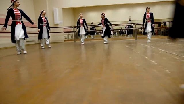 Убыхский танец. Ансамбль адыгской песни и танца Одышъ руководитель Гвашева Сафеет Шихамовна.