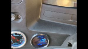 Датчик буста,выхлопа и вольтметр.