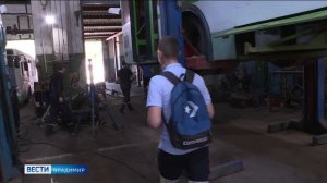 Троллейбус сделан из картона