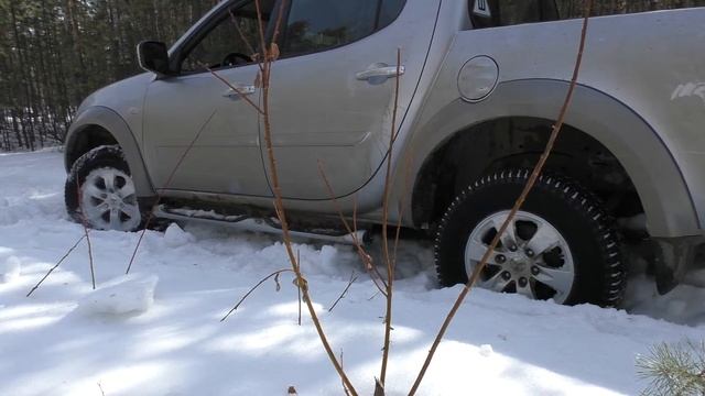 Mitsubishi L200 ПОКАТУШКА НА ДАЧЕ - НАДОЕЛО Б... КОПАТЬ смотреть онлайн