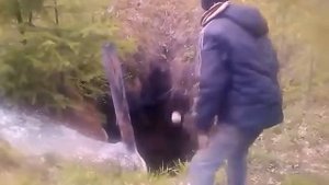 Кидает камни