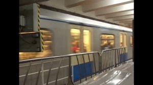 Состав 81-760 "Ока" отправляется со станции Новые Черёмушки