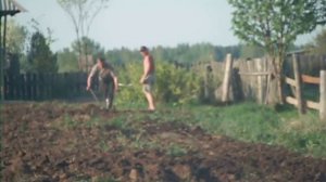 DSCF0927  НОУ-ХАУ в деревне - мужики пашут землю лебедкой.