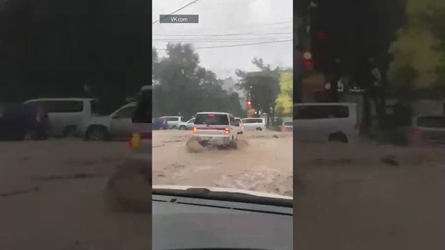 ⚡️Потоп во Владивостоке едва не убил местного жителя - бурный поток воды снес его, когда тот пытался