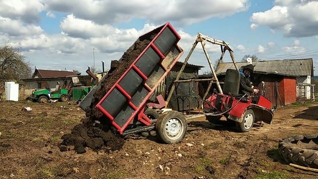 Гусеничный минитрактор ,едет на одной гусеницы, оторвалось колесо ,возим перегной.