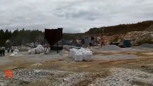 Гидромолот разбивает негабаритную породу мрамора