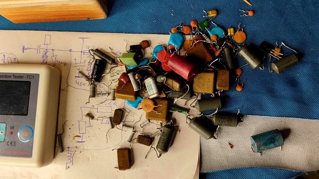 Заменил бумажные конденсаторы в УНЧ радиолы "Урал-112" на плёночные и слюдяные. Ремонт часть 2 смотреть онлайн