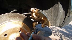 Renault Laguna 3 замена колодок, покраска суппорта и элементов диска.