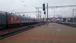 ЧС4т-454 с пассажирским поездом отправляется со ст.Минск пассажирский