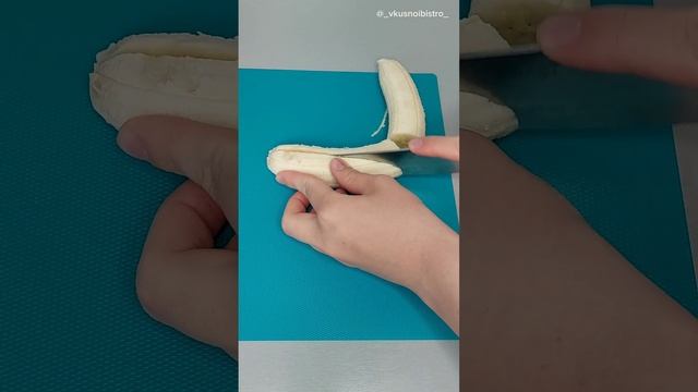 Молочное желе с бананом и клубникой