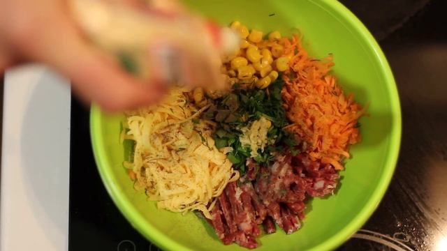 ВКУСНЕЙШИЙ салат с колбасой и кукурузой. Как приготовить салат с колбасой? смотреть онлайн