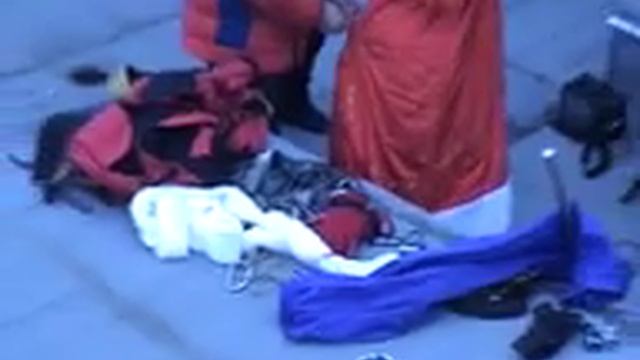 Дедушка Мороз к нам стучит в окно смотреть онлайн