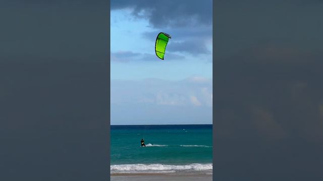 Kitesurfing 🪁🏄♂️ is so cool in Costa Calma Laguna de Sotavento, Fuerteventura! Surf’s up! 🇪🇸