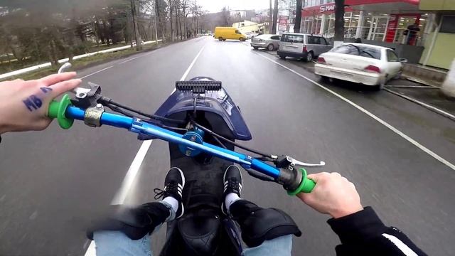 Жёсткий стант на мопеде по городу смотреть онлайн