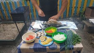 Карп запечённый с овощами на мангале.