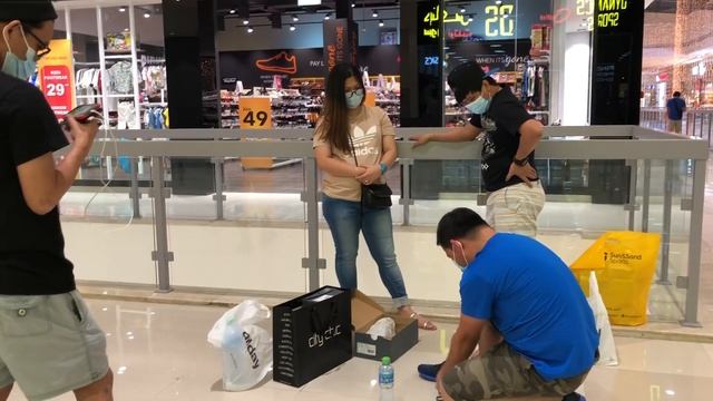 Shopping at Dubai Outlet Mall | Dubai, UAE смотреть онлайн