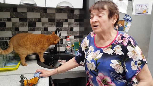 Мама ест Эклеры в АТБ? Подарки для Юли смотреть онлайн