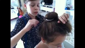 Советы: как сделать объемный пучок из бублика для волос)