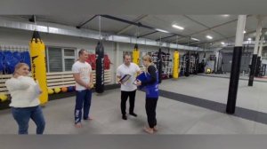 Тренировочное занятие по тайскому боксу