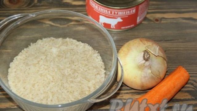 Рис с тушёнкой на сковороде