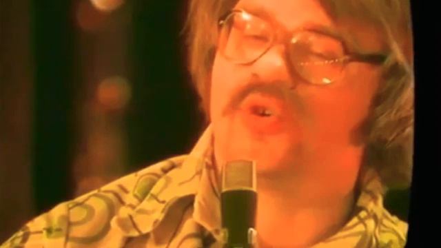 Эдуард Суровый - Love Russian Man! [Песня из фильма "Эдуард Суровый - слёзы Брайтона"] смотреть онлайн