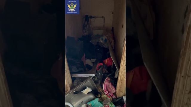 Приставы обнаружили в квартире многодетной семьи залежи мусора