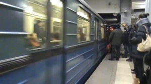 Московское метро ЕжЗ прибывает к ст. Октябрьское поле