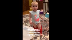 Лера Кудрявцева поделилась умилительным видео, на котором годовалая дочь примерила ее тапки