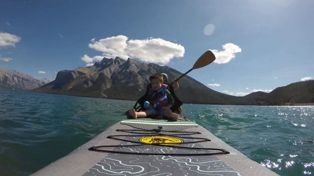 Paddleboarding - Lake Minnewanka in Banff смотреть онлайн
