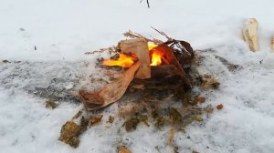 Как разжечь костер огнивом.