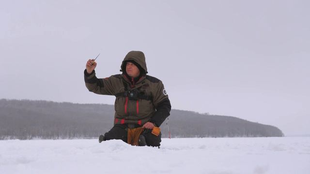 Зимова рибалка на льоду в Україні. Ловля плотви на мормишку смотреть онлайн