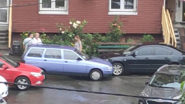Киев.Оболонь.ДТП на парковке с участием двух женщин и авто ВАЗ 2111 и Mazda 3