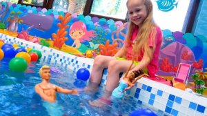 Видео куклы онлайн - Кен и Барби Русалки в Бассейне! - Весёлые игры одевалки для девочек с Barbie