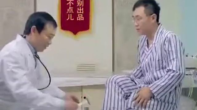 Врач проверяет нервы .