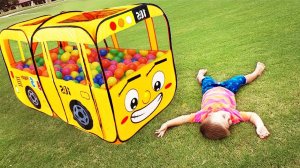 Nursery Rhymes for children, Wheels on the Bus School songs Learn colors with Baby and balls