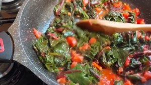 Что приготовить из свекольный ботвы? И так тоже можно!