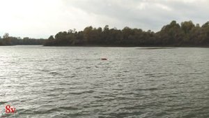 Карповый кораблик в оранжевом цвете и красном