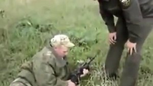Прапорщик учит солдат