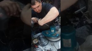 Очень быстро меняем якорь на отрезном станке по металлу Makita 2414NB