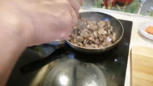 Быстрый салат из шампиньонов, лука и варёного яйца смотреть онлайн