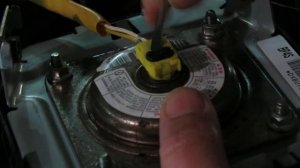 МАЗДА 3 БК как снять клемму Airbag