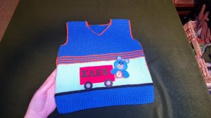 Подробный МК жилета связан спицами с аппликацией на мальчика. Красиво, просто и легко.