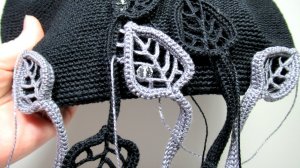 Начинаю пришивать листочки к вязаной крючком основе сумки