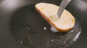 Ароматные, вкусные гренки из батона на сковороде с молоком и яйцом.
