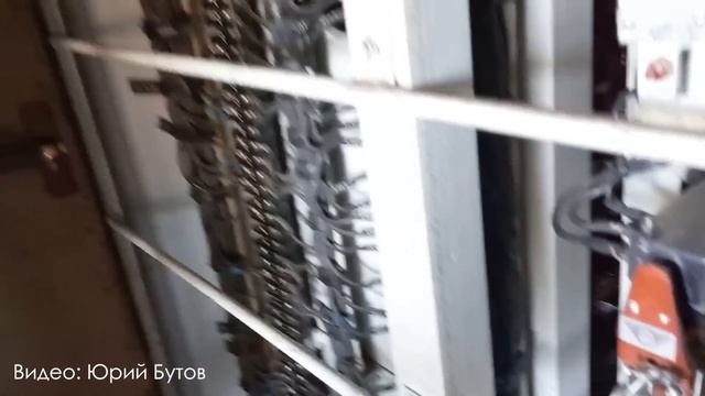 Что делает машинист поезда, если видит застрявшую машину на переезде? смотреть онлайн