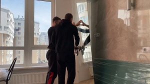 Установка зеркал на стену
