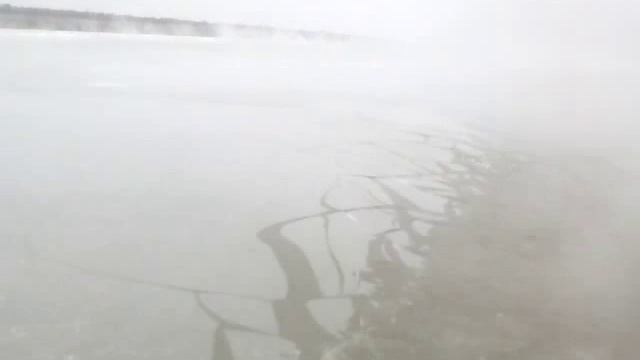 Осень 2012.теплоход ГОЛУБЬ Идет по первому льду. Колпашево смотреть онлайн