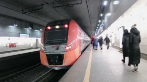 Москва. Электропоезд «Ласточка» на станции МЦК «Площадь Гагарина» 2. 06 февраля 2022